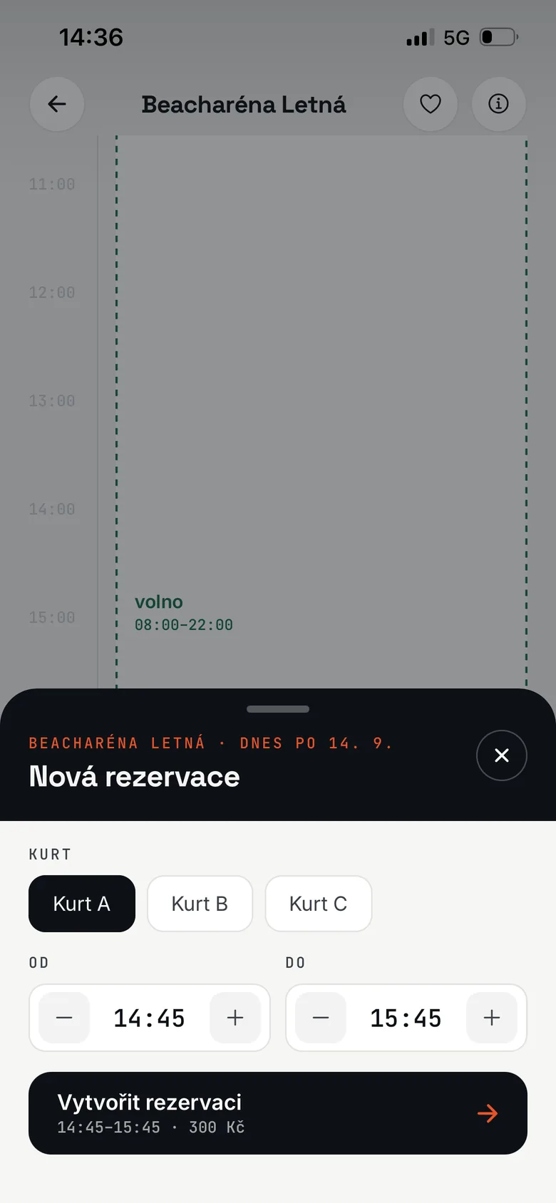 Výběr kurtu a času nové rezervace s dopočítanou cenou